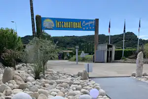 Camping International - Ein- und Ausfahrt des Campingplatzes