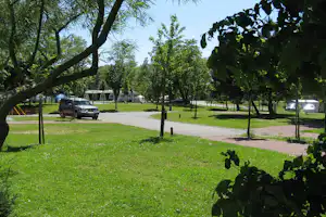 Camping International de Jablines - Wohnwagen- und Zeltstellplatz auf Rasen auf dem Campingplatz