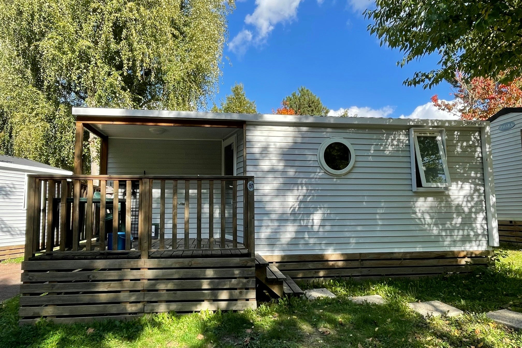 Flower Camping International de Jablines - Mietunterkunft mit kleiner Terrasse