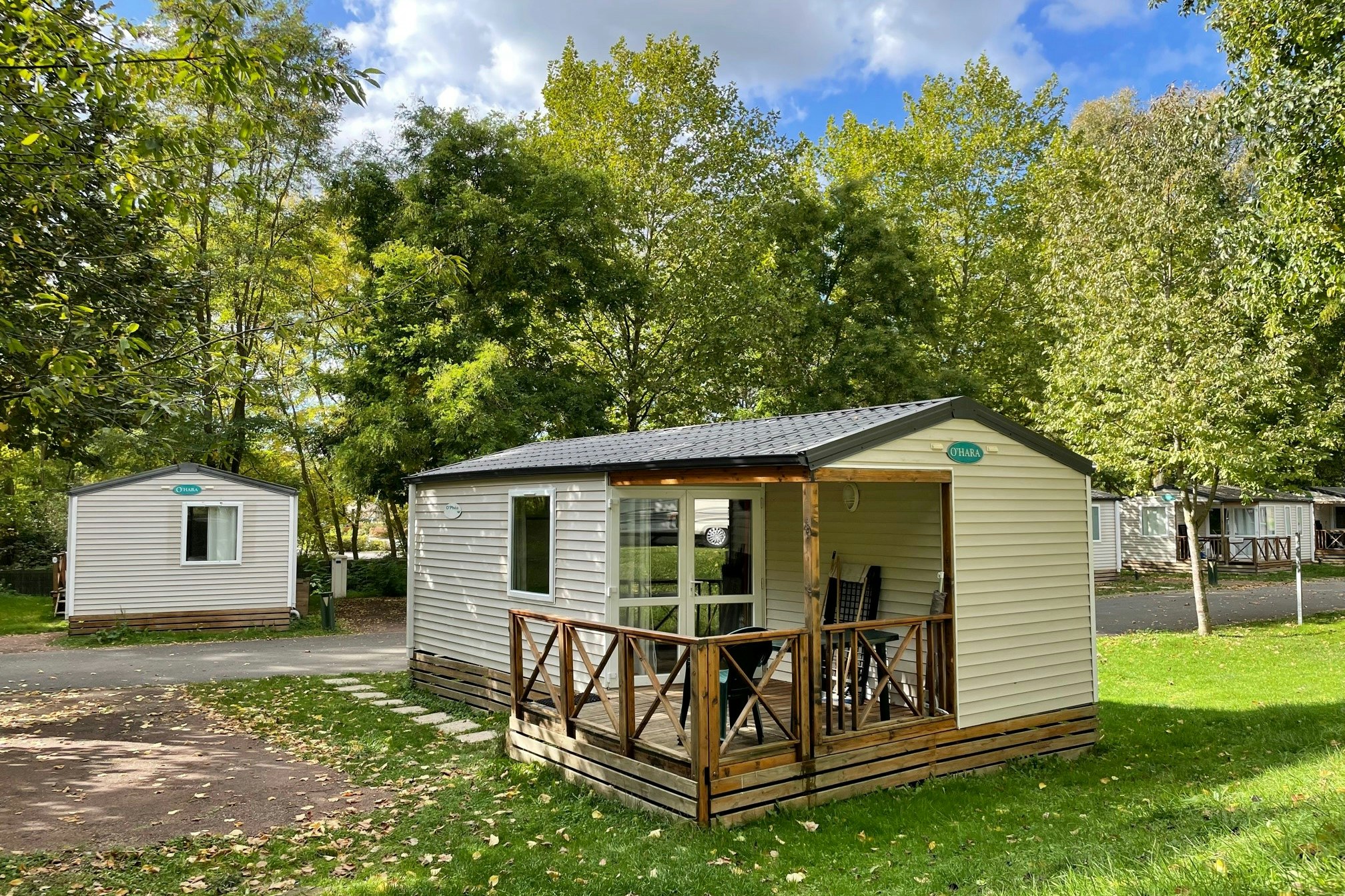 Flower Camping International de Jablines Mobilheime mit kleiner überdachter Terrasse