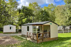 Flower Camping International de Jablines Mobilheime mit kleiner überdachter Terrasse
