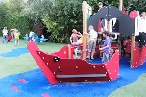 Camping International du Lac Bleu - Camper auf dem Spielplatz vom Campingplatz