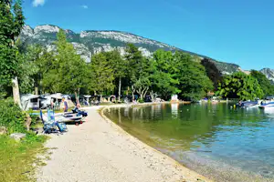 Camping International du Lac Bleu - Stellplatz vom Campingplatz am Ufer des Sees Lac d'Annecy
