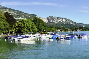 Camping International du Lac Bleu - Anlegestelle für Boote am Campingplatz