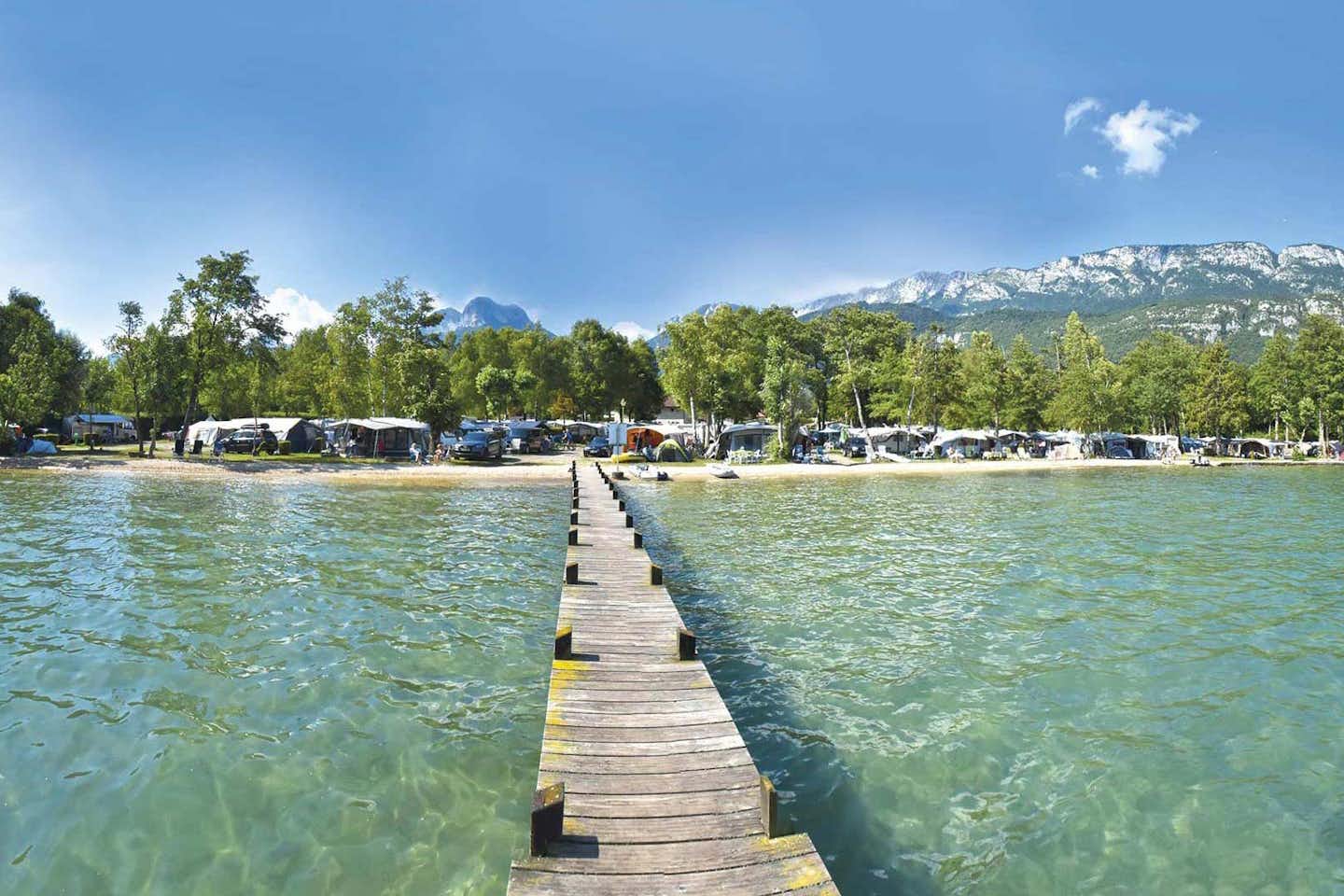 Camping International du Lac Bleu  - Blick auf den Campingplatz am See Lac d'Annecy in den Alpen