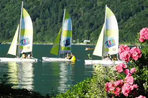Camping International du Lac Bleu - segelnde Camper auf dem See am Campingplatz