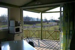 Camping International du Lac - Küche vom Mobilheim auf dem Campingplatz mit direktem Zugang zur Veranda