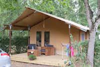 Camping Seasonova de Vesoul -  Mietunterkunft mit überdachter Terrasse und Sitzecke