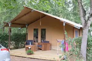Camping Seasonova de Vesoul - Mietunterkunft mit überdachter Terrasse und Sitzecke