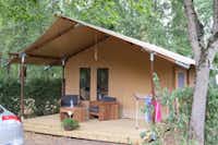 Camping Seasonova de Vesoul -  Mietunterkunft mit überdachter Terrasse und Sitzecke