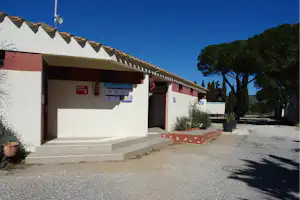 Camping International Du Roussillon - Außenansicht des Sanitärgebäudes
