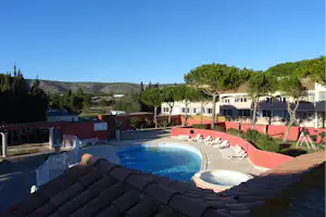 Camping International Du Roussillon - Pool mit Liegestühlen und Sonnenschirmen auf dem Campingplatz