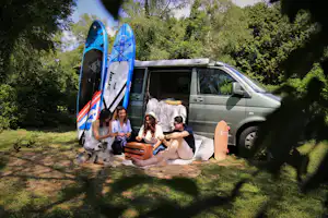 Camping International du Sierroz - Blick auf die Standplätze auf der Wiese