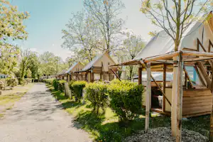 Camping International du Sierroz - Glamping-Unterkünfte auf dem Campingplatz