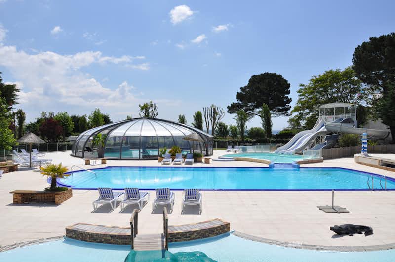 Camping International Le Raguenès Plage - Der Poolbereich mit Wasserrutsche und Sonnenliegen
