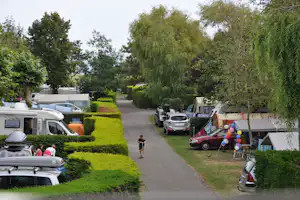 Camping International Le Raguenès Plage - Strasse auf dem Campingplatz mit Stellplätzen an beiden Seiten