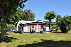 Camping International Le Raguenès Plage - Wohnwagen mit Vorzelt auf einem Stellplatz