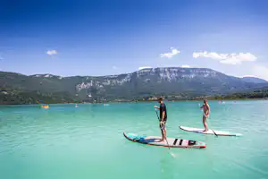 Camping Huttopia Lac d’Aiguebelette - Paddler am See Lac d'Aiguebelette in der Umgebung vom Campingplatz