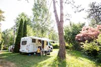Camping Huttopia Lac d’Aiguebelette -Sonniger Stellplatz für Wohnwagen auf dem Campingplatz