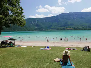 Camping International Le Sougey - Badestrand am see Lac d'Ayguebelette in der Nähe des Campingplatzes