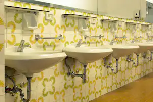 Camping International Olympia - Innenraum des Sanitärgebäudes mit Waschbecken und Spiegeln