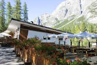 Camping International Olympia - Restaurant auf dem Campingplatz mit Terrasse auf der Sitzgelegenheiten stehen