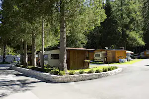 Camping International Olympia - Stellplatz mit Wohnwagen und Holzveranden darauf