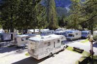 Camping International Olympia - Wohnwagen- und Zeltstellplatz mit Wohnwagen und WOhnmobilen darauf