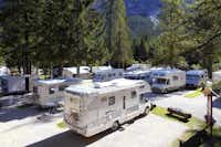 Camping International Olympia - Wohnwagen- und Zeltstellplatz mit Wohnwagen und WOhnmobilen darauf