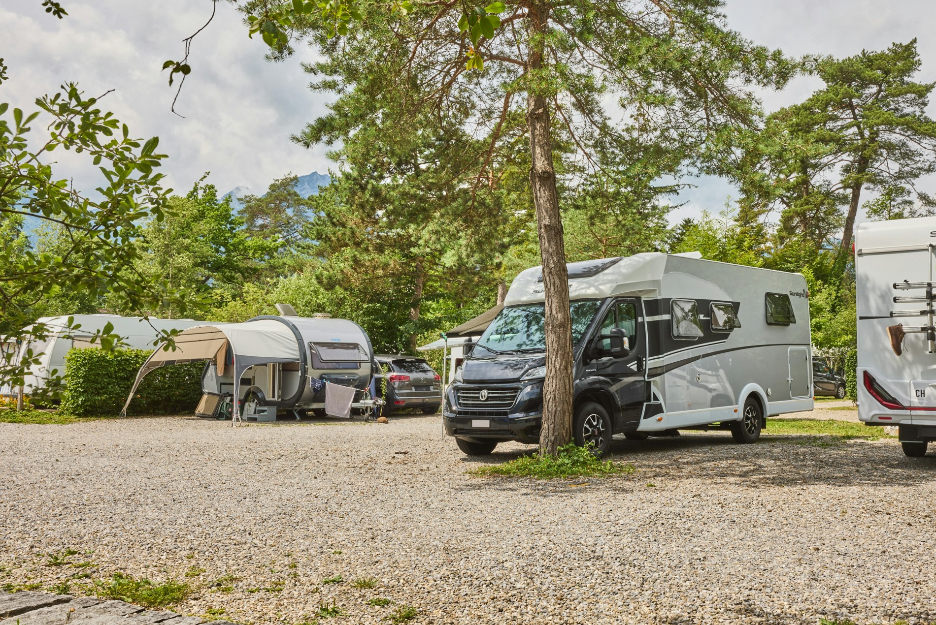 Camping International Sarnersee Giswil - Standplätze zwischen den Bäumen auf dem Campingplatz
