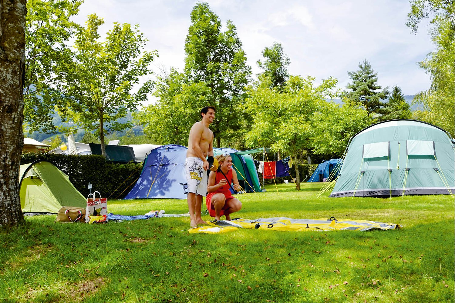Camping International Sarnersee Giswil - Gäste auf der Zeltstellplatz des Campingplatzes