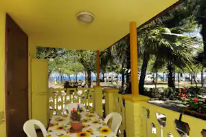 Camping International Torre Cerrano - überdachte Terrasse eines Bungalows auf dem Campingplatz
