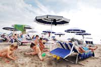 Camping Internazionale - Campingplatz mit direktem Zugang zum Strand mit Liegestühlen und Sonnenschirmen 