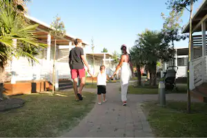 Camping Village Internazionale - Familie mit Kind auf einem Spazierweg zwischen den Mobilheimen