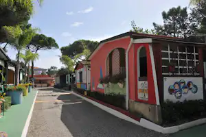 Camping Internazionale - Gehweg auf dem Campingplatz zwischen Mobilheimen