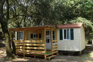 Camping Internazionale di Castel Fusano - Mobilheim unter Bäumen auf dem Campingplatz