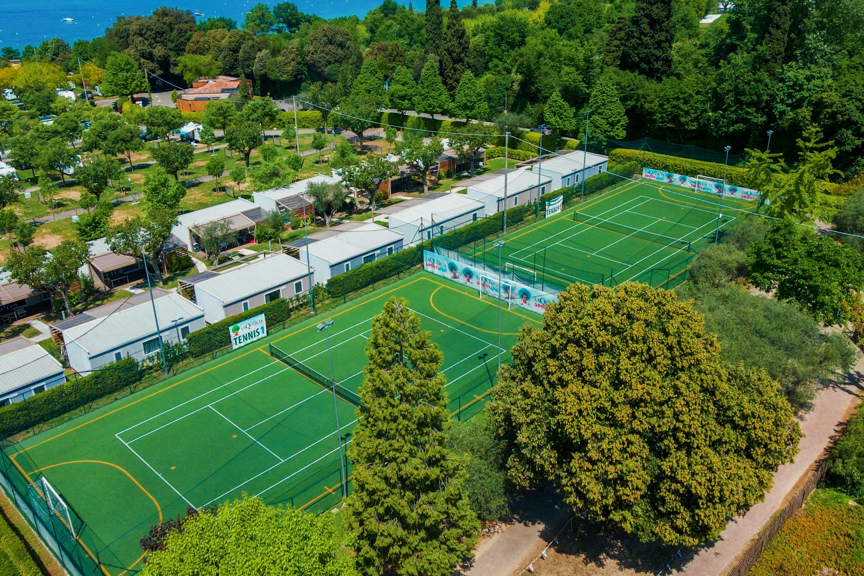 Camping La Quercia  Camping Internazionale La Quercia - Luftaufnahme der Sportplätze auf dem Campingplatz
