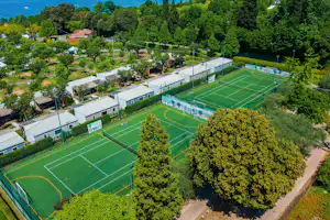 Camping La Quercia Camping Internazionale La Quercia - Luftaufnahme der Sportplätze auf dem Campingplatz