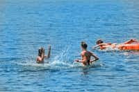 Camping Internazionale Lago di Bracciano - Camper baden im Braccianosee auf dem Campingplatz