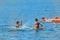 Camping Internazionale Lago di Bracciano - Camper baden im Braccianosee auf dem Campingplatz