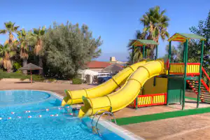 Camping Internazionale Manacore - Swimmingpool mit Wasserrutschenturm auf dem Campingplatz