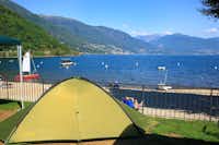 Camping Internazionale Paradis - Ein Zelt auf einem Stellplatz direkt am Strand des Lago Maggiore