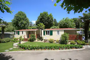 Camping Internazionale Paradis - Mobilheime mit überdachten Veranden auf dem Campingplatz