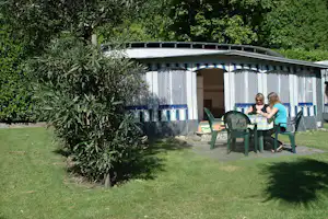 Camping Internazionale Paradis - Wohnwagen mit Vorzelt auf dem Stellplatz