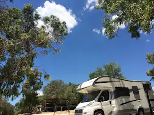 Camping Internazionale Valle dei Templi - Wohnmobil im Schatten der Bäume