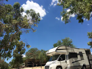 Camping Internazionale Valle dei Templi - Wohnmobil im Schatten der Bäume
