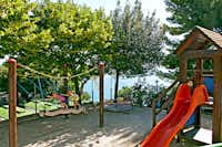 Camping Internazionale - Kinderspielplatz mit Kletterburg und Rutsche