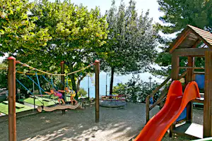 Camping Internazionale - Kinderspielplatz mit Kletterburg und Rutsche
