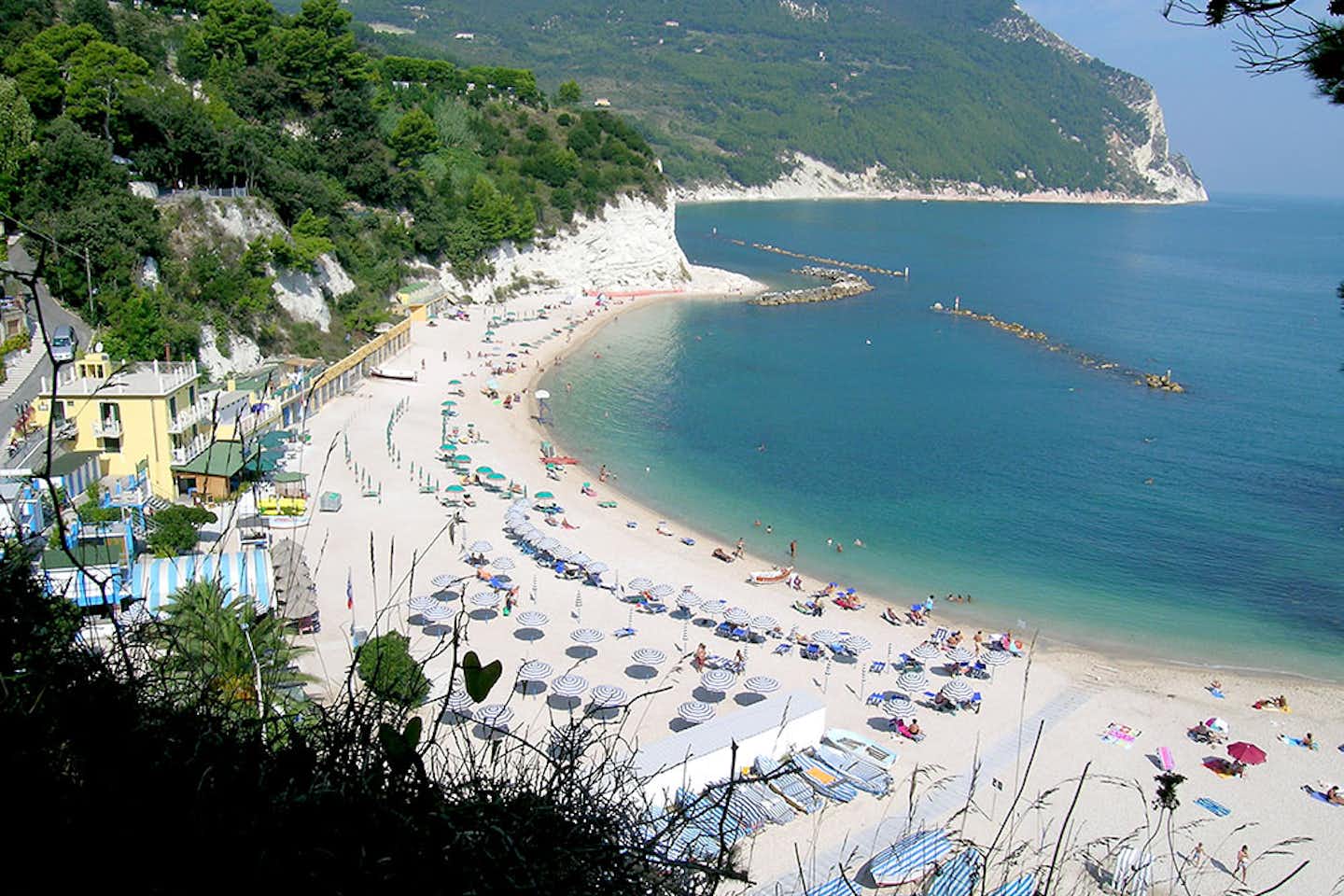 Camping Internazionale - Luftaufnahme auf den Strand und das adriatische Meer am Campingplatz