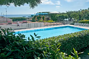 Camping Internazionale - Swimmingpool auf dem Campingplatz mit Stühlen am Rand